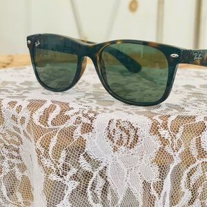 Ray-Ban Sunglasses Wayfarer Light Havana, Green Lens
Ray-Ban Green / Tortoise